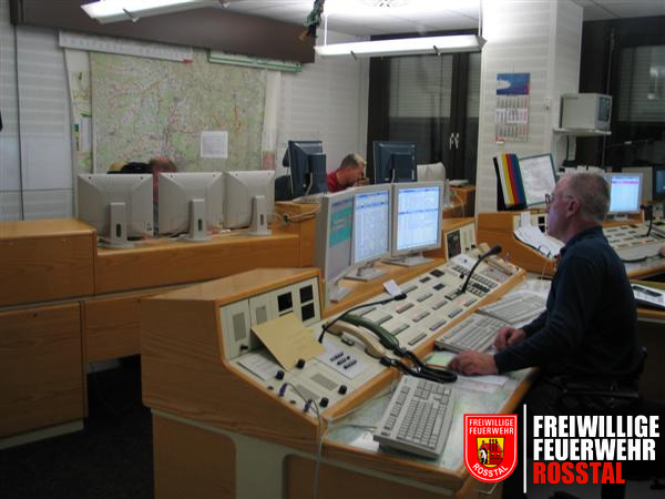 Bild 3 von 3 &Uuml;ber vier Funktische werden alle Rettungsdienstfahrzeuge in N&uuml;rnberg, F&uuml;rth und Erlangen und den zugeh&ouml;rigen Landkreisen disponiert.