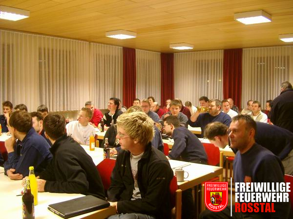 Bild 1 von 3 Im Unterrichtsraum ist kein Platz ist mehr frei.