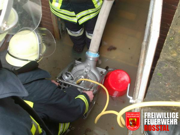 Bild 1 von 2 Die Schmutzwasserpumpe "Chiemsee" im Einsatz.