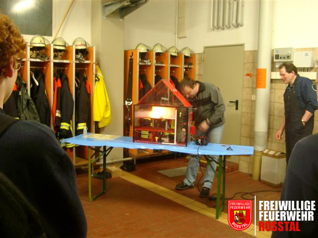 Bild 1 von 8 Am Modell wird die richtige, aber auch die falsche vorgehensweise verdeutlicht.