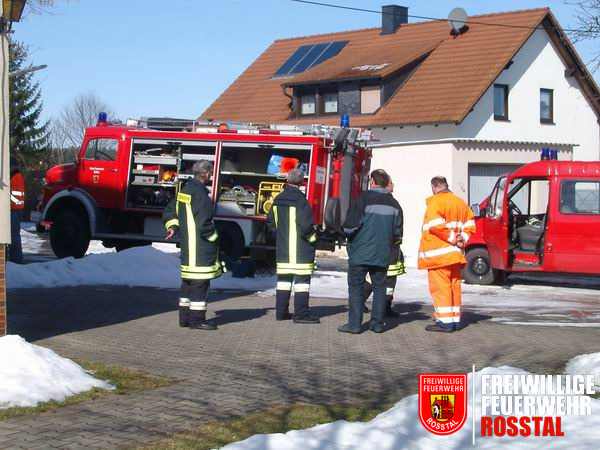 Bild 4 von 5 Lagebesprechung der Beteiligten Einsatzkr&auml;fte.