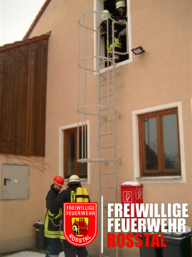 Bild 8 von 8 W&auml;hrend der Bel&uuml;ftung, wird eine Person von Atemschutzger&auml;tetr&auml;gern gerettet.