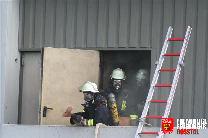 Bild 12 von 29 Der erste Verletzte wird ins Freie gebracht.