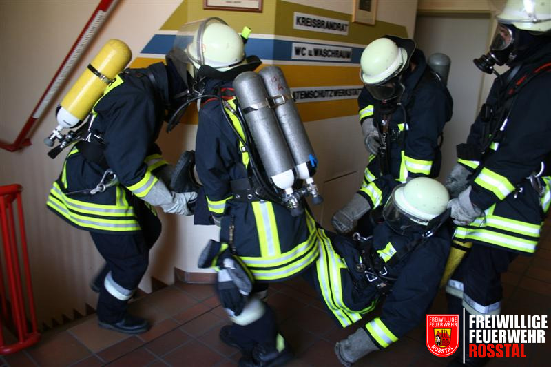 Bild 16 von 29 Ein verunfallter Atemschutzger&auml;tetr&auml;ger wird von seinen Kameraden gerettet.