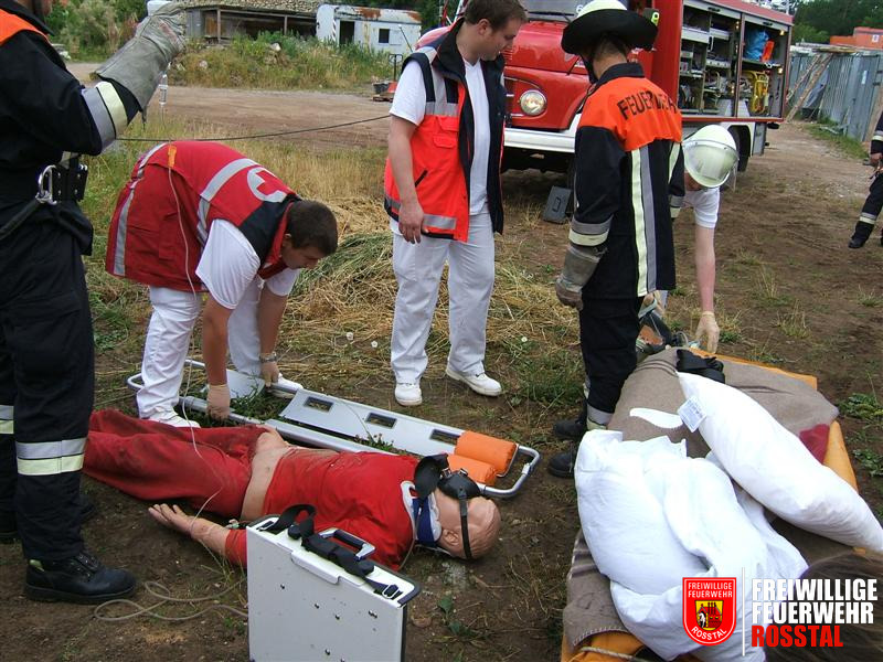 Bild 4 von 26 Nach der Rettungsaktion wird die Person vom BRK versorgt