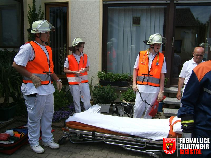 Bild 8 von 26 Das BRK wartet auf einen bewusstlosen Atemschutzger&auml;tetr&auml;ger