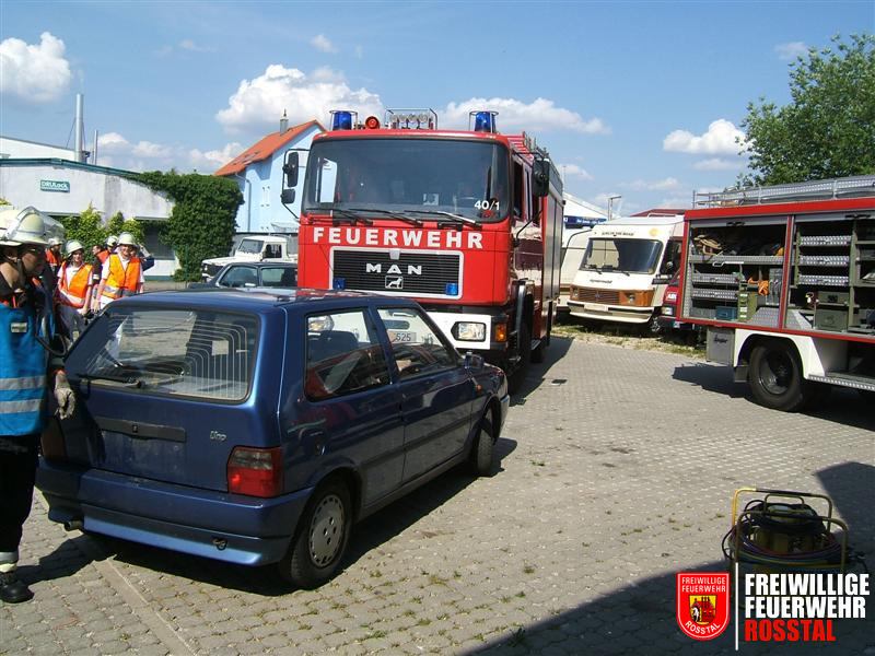 Bild 9 von 26 Verkehrsunfall mit drei eingeklemmten Personen