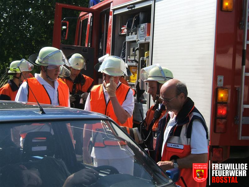 Bild 10 von 26 Lagebesprechung zwischen Feuerwehr und Rettungsdienst