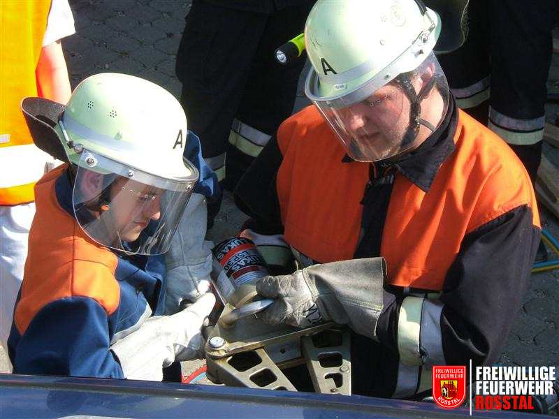 Bild 13 von 26 Die Jugendlichen werden bei ihrer Arbeit von den von ihren erwachsenen Kameraden unterst&uuml;tzt.