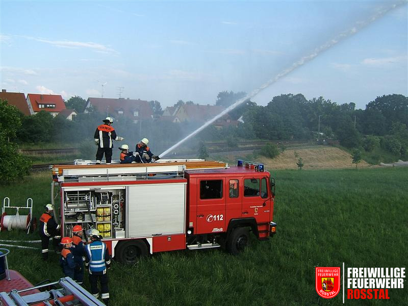 Bild 16 von 26 Fl&auml;chenbrand: Wasser aus vollen Rohren