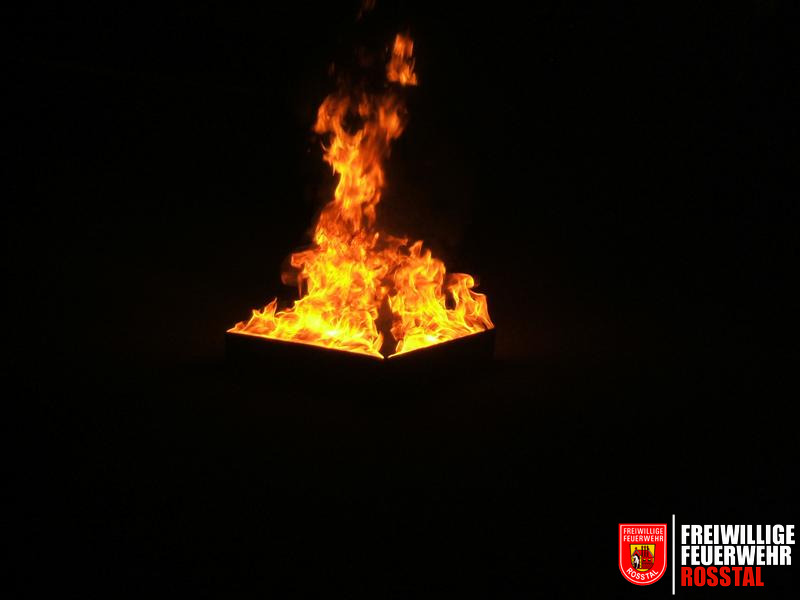 Bild 21 von 26 Brandeinsatz in der Nacht