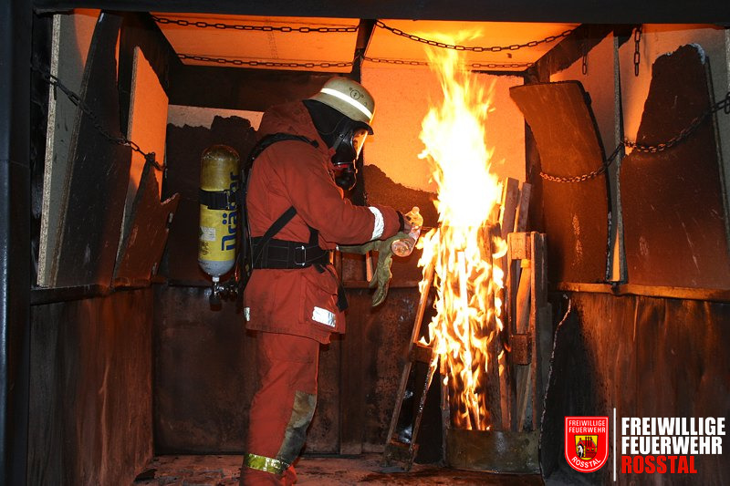 Bild 3 von 15 Entz&uuml;nden des Feuers. Die Spanplatten an den W&auml;nden gasen bei der Hitze aus, und erm&ouml;glich damit erst die Ausbildung von Flash-Overn.