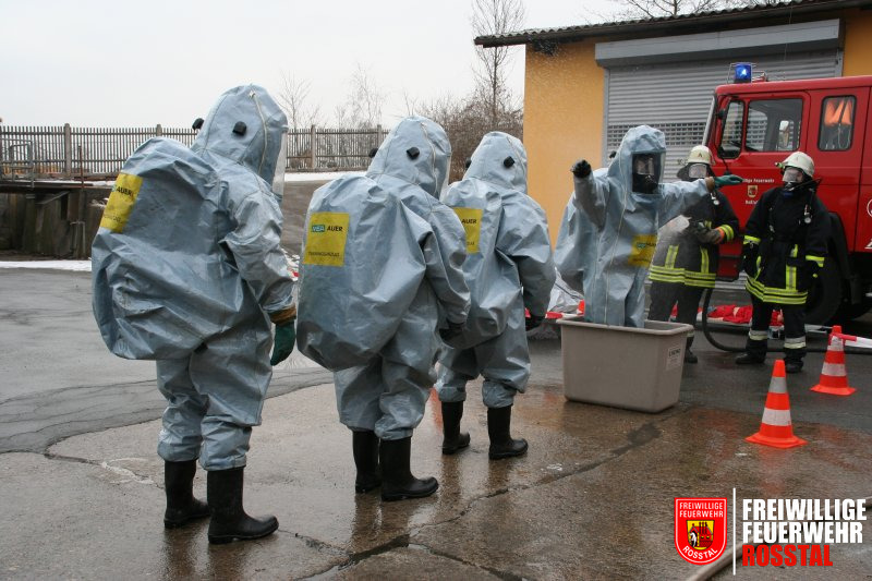 Bild 5 von 5 Anstehen zur Grobreinigung (Dekontamination)