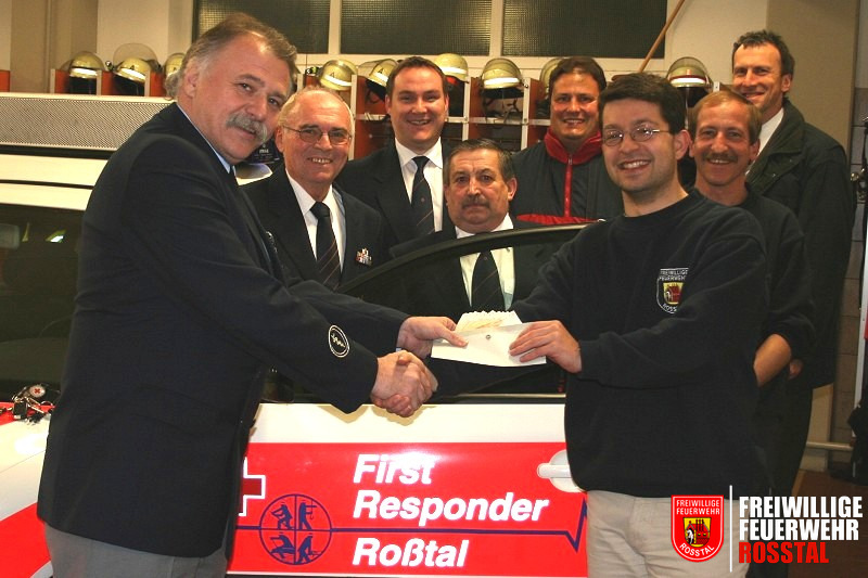 Bild 1 von 1 von links: Adolf Georg Reichel (1.Kreisbereitschaftsleiter), Ernst Raml (Gesch&auml;ftsf&uuml;hrer a.D BRK F&uuml;rth), J&uuml;rgen Klinkert (Bereitschaftsleiter Bereitschaft Ro&szlig;tal), Wolfgang Erdel (Stellv. Bereitschaftsleiter Bereitschaft Ro&szlig;tal), Dr. Frank Sinning (Chefarzt des Kreisverbandes), Frank Bauer (1. Vorsitzender F&ouml;rderverein), Martin Ungerer (techn. Leiter First Responder), Thomas Leipold (Gesch&auml;ftsf&uuml;hrer BRK F&uuml;rth)