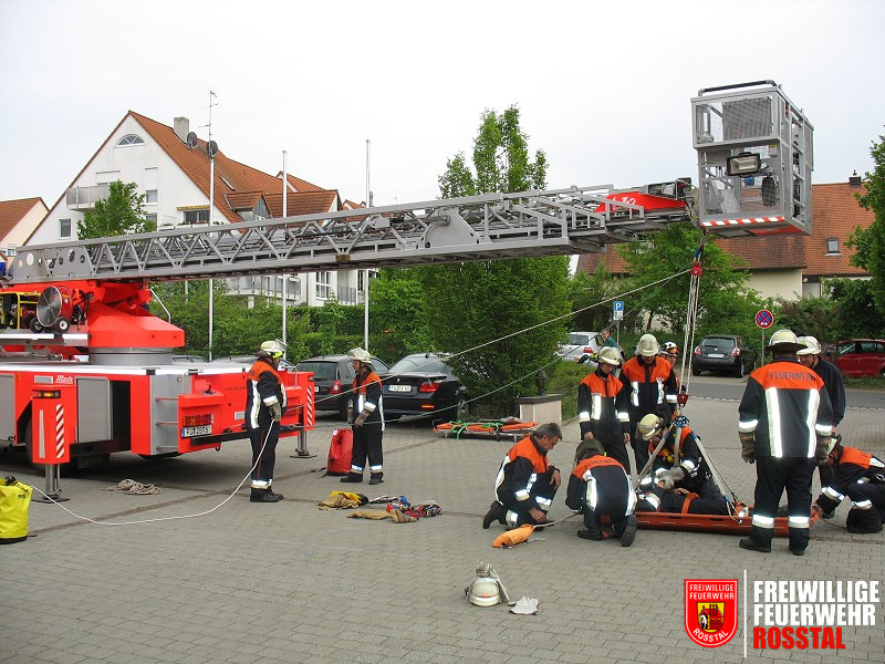 Bild 9 von 15 &Uuml;ben mit der Schleifkorbtrage und Flaschenzug an der Drehleiter