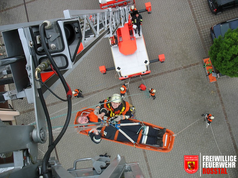 Bild 11 von 15 &Uuml;ben mit der Schleifkorbtrage und Flaschenzug an der Drehleiter