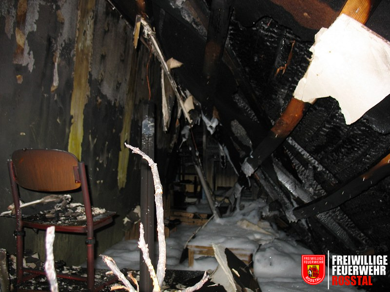 Bild 23 von 24 Blick unter die eingest&uuml;rzte Decke.