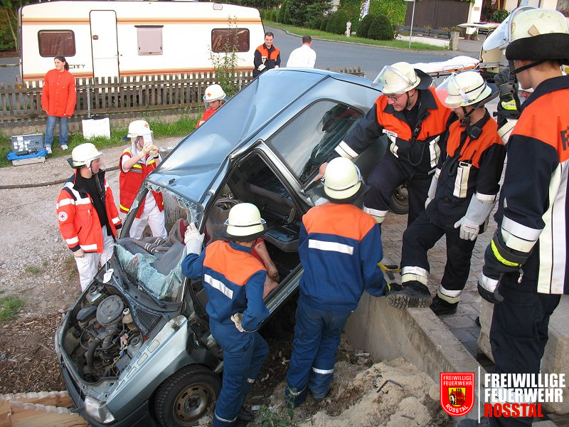 Bild 13 von 16 Verkehrsunfall mit eingeklemmter Person