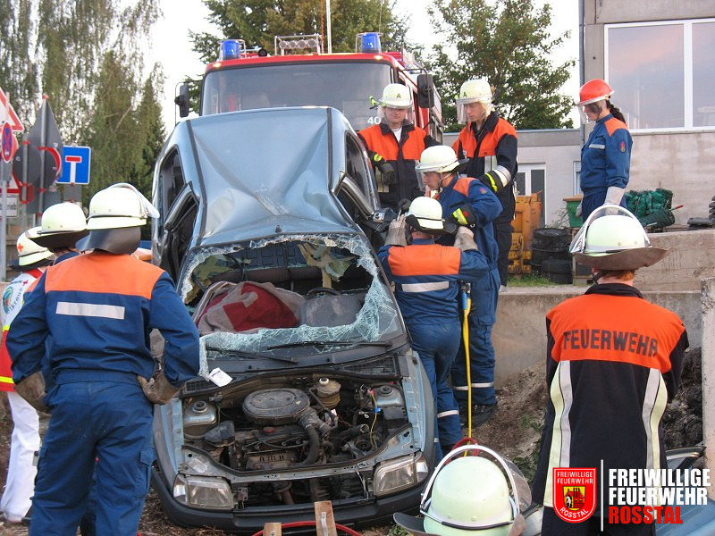 Bild 14 von 16 Verkehrsunfall mit eingeklemmter Person