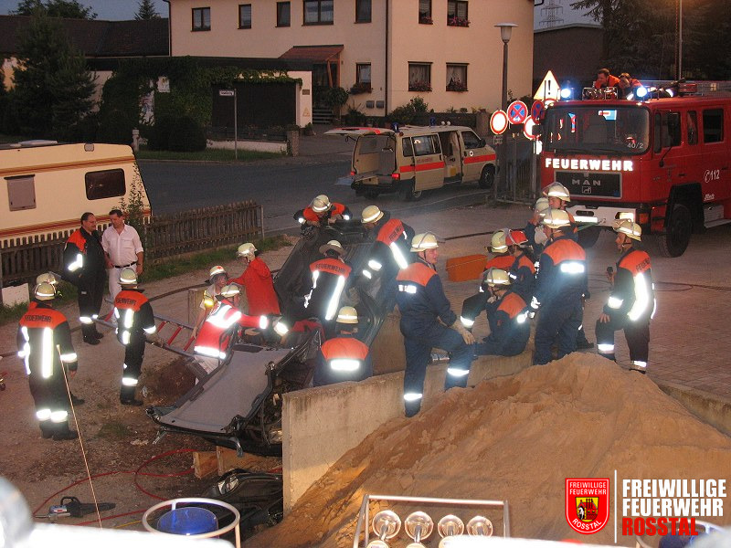 Bild 15 von 16 Verkehrsunfall mit eingeklemmter Person