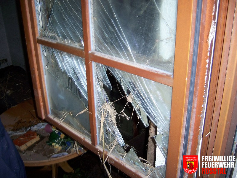Bild 11 von 12 Durch Wassermassen zerbrochenes Fenster 