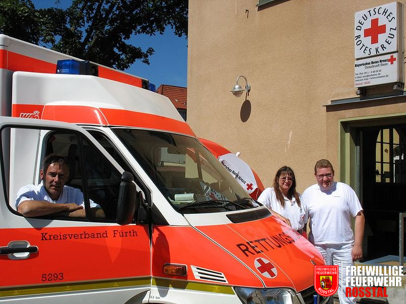 Bild 1 von 1 Der Rettungswagen 52/93 in Stein. Hier mit einer Rettungsassistentin des BRK F&uuml;rth zwei Kameraden der FF Ro&szlig;tal.