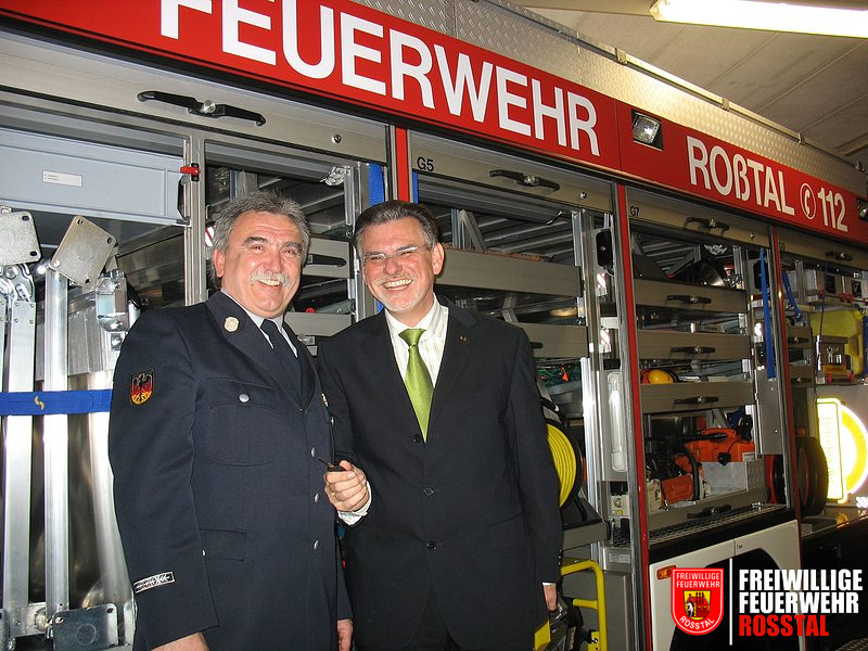 Bild 8 von 10 Offizielle &Uuml;bergabe des Fahrzeugsschl&uuml;ssels von Bgm. Maximilan Gaul an Kdt. Reiner W.