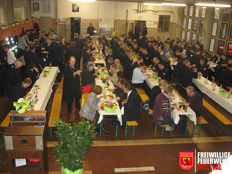Bild 9 von 10 Au&szlig;erdem waren Abordnungen verschiedener St&uuml;tzpunktwehren  geladen sowie Delegationen der Ortsteilwehren des Marktes Ro&szlig;tal