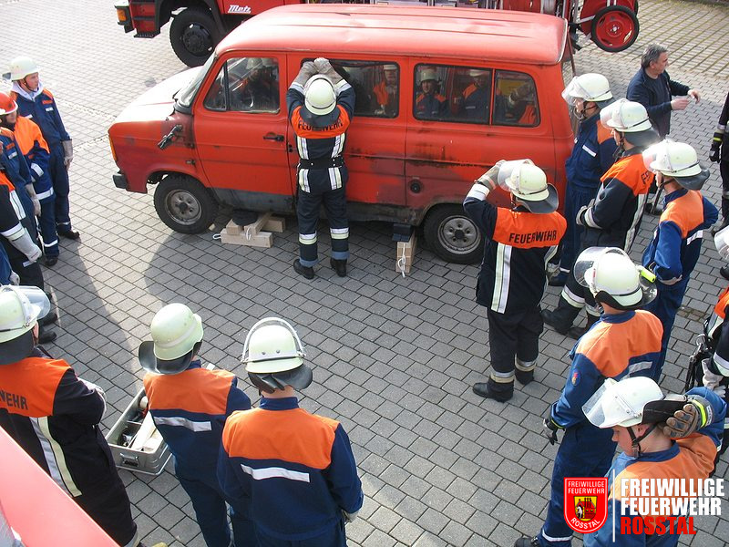 Bild 9 von 21 Technische Hilfeleistung: Entfernen der Scheiben eines verunfallten Pkw, z. B. mittels Glass&auml;ge