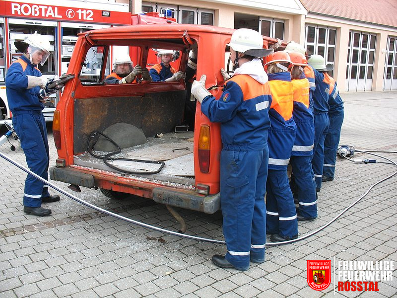 Bild 15 von 21 Technische Hilfeleistung: Bereitmachen zum Wegtragen des Dachs.