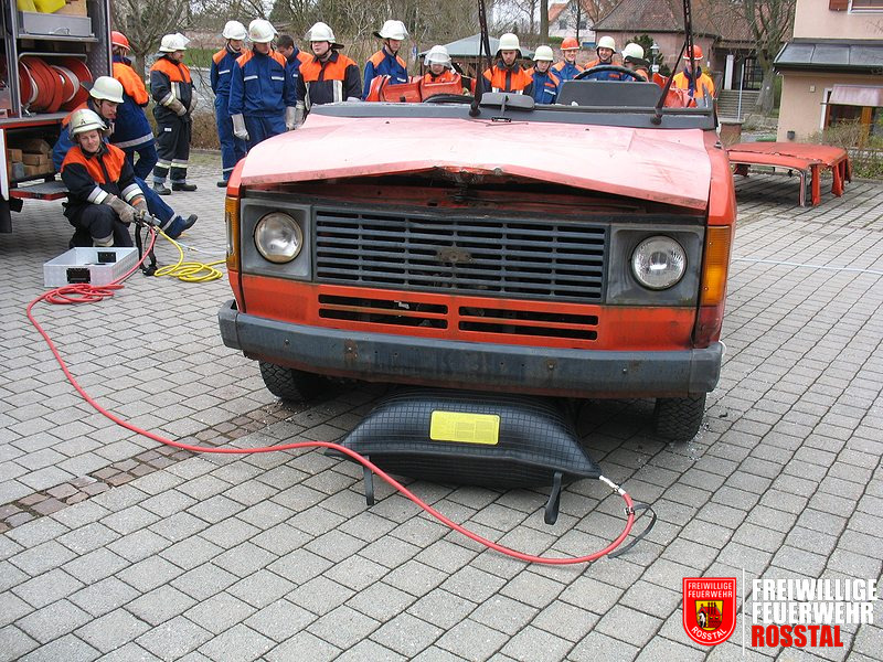Bild 16 von 21 Technische Hilfeleistung: Einsatz der Hebekissen . Hier fehlt allerdings noch der Unterbau.
