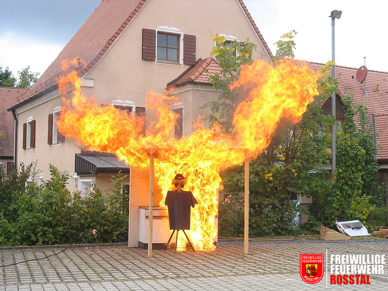 Bild 13 von 22 Fettexplosion - Die K&uuml;che wurde uns freundlicherweise gesponsert von der FF Zirndorf