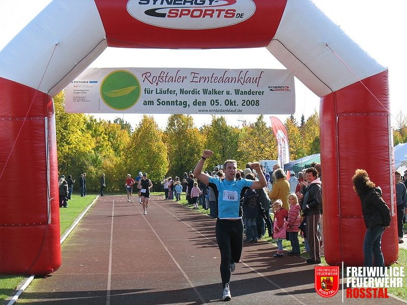 Bild 5 von 7 Feuerwehrmann Matthias Schuh beim Zieleinlauf. Er belegte mit 39 Minuten und 59 Sekunden den 29. Platz in der Gesamtwertung