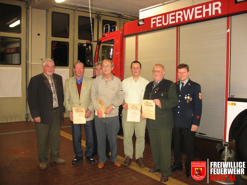 Bild 1 von 2 Auf dem Bild von links nach rechts: 2. B&uuml;rgermeister und Ehrenvorstand Anton Engelhard, Johann Krach, Kommandant Reiner W., Hans Schrodberger, Manfred Bauer, Heinz Raab, 1. Vorstand Norbert S.