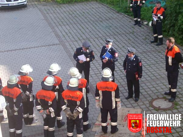 Bild 1 von 5 Gruppe 1 ist angetreten und erh&auml;lt Anweisungen vom Kreisbrandrat