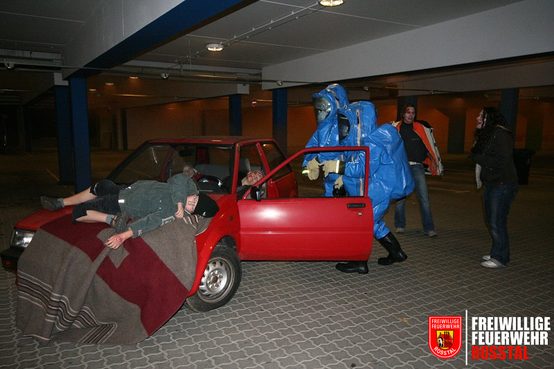 Bild 4 von 26 Viele Personen befinden sich auch in Fahrzeugen
