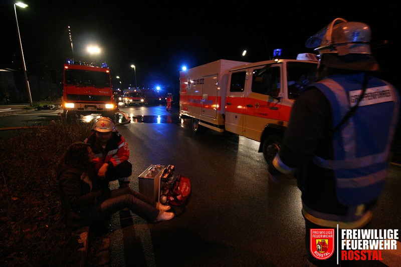 Bild 7 von 26 Die ersten Verletzten werden vom Rettungsdienst versorgt