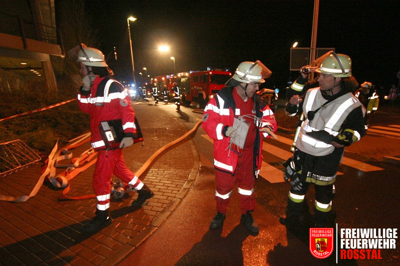 Bild 8 von 26 Kr&auml;fte von Feuerwehr und BRK besprechen das Vorgehen