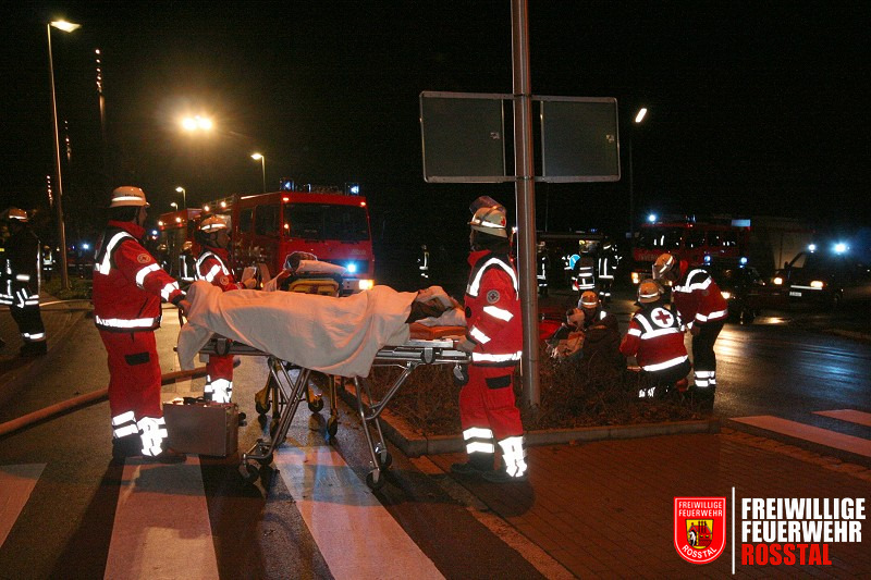 Bild 9 von 26 Abtransport der Verletzten