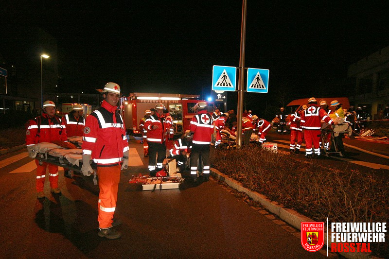 Bild 10 von 26 Die Versorgung der Opfer ist in vollem Gang
