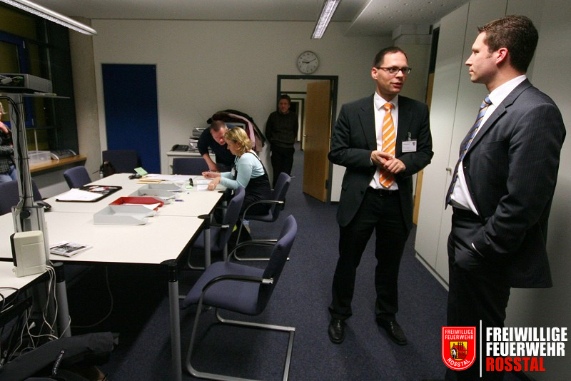 Bild 23 von 26 Landrat Die&szlig;l informiert sich im Lagezentrum der F&uuml;GK