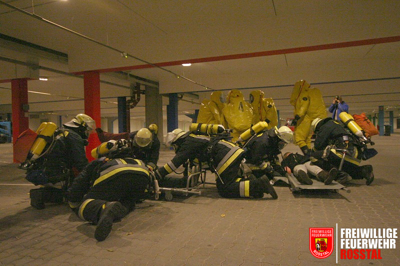 Bild 15 von 26 Verletzte Personen werden abtransportiert