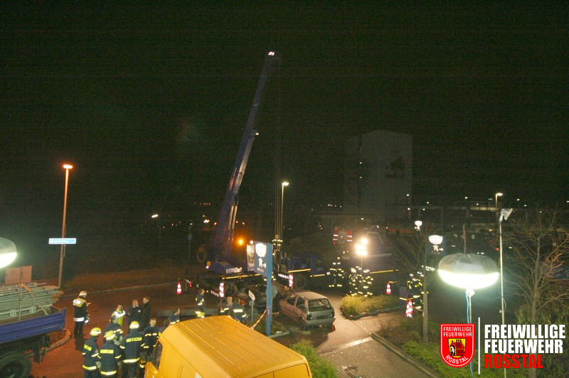Bild 25 von 26 Das THW beim Abbauen des Verkehrsunfalls