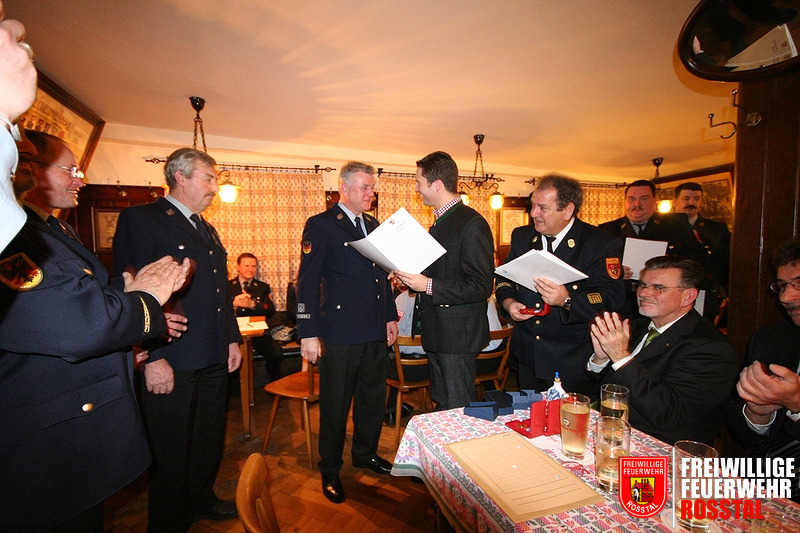 Bild 2 von 9 Landrat Matthias Die&szlig;l und Kreisbrandrat Dieter Marx gratulieren f&uuml;r langj&auml;hrigen aktiven Feuerwehrdienst.