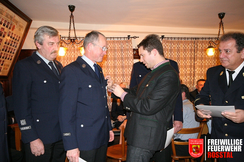 Bild 3 von 9 F&uuml;r 40 Jahre aktiven Feuerwehrdienst wird Gerhard Drach (2. v.l.) vom Landrat ausgezeichnet.