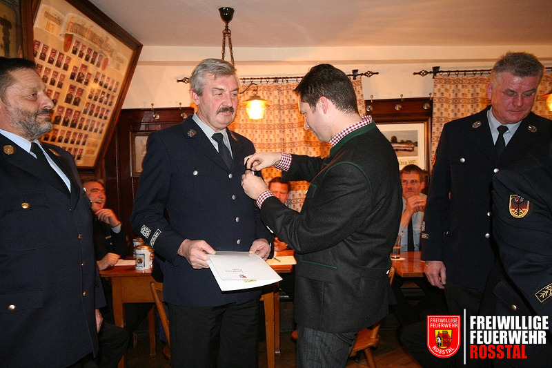 Bild 4 von 9 Johann Rutsch erh&auml;lt die Auszeichnung f&uuml;r 40 Jahre aktiven Feuerwehrdienst.