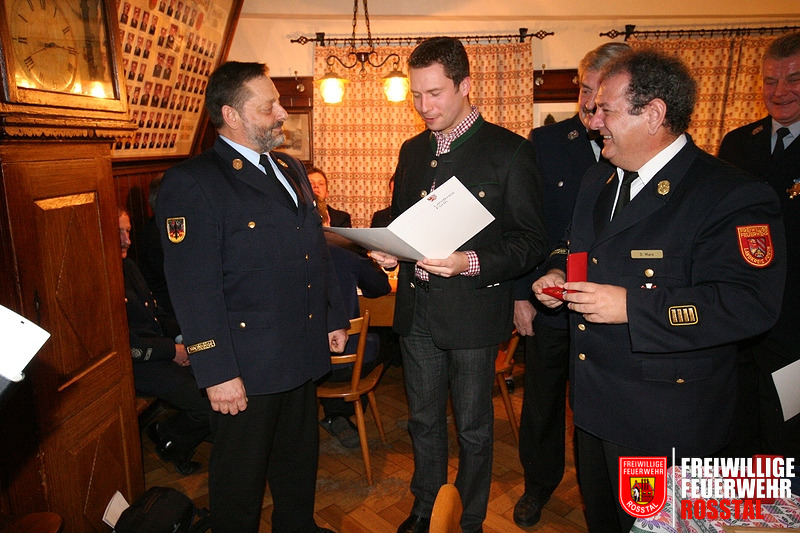 Bild 5 von 9 Landrat Die&szlig;l ehrt KBI Rudi H&ouml;fler (links) f&uuml;r 40 Jahre aktiven Feuerwehrdienst. Humorvoll wei&szlig;t der Landrat auf das in 2009 anstehende Jubil&auml;um von 40 Jahren aktiven Dienst von KBR Dieter Marx hin: "Die Kreisbrandinspektion komme in die Jahre".