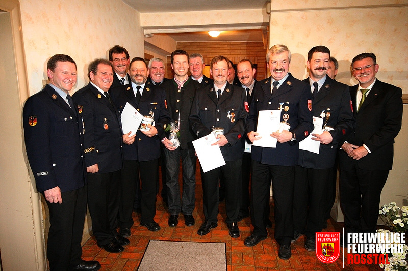 Bild 7 von 9 Die Geehrten f&uuml;r langj&auml;hrigen aktiven Feuerwehrdienst (vlnr): Vorstand Norbert S., Kreisbrandrat Dieter Marx, B&uuml;rgermeister Johann V&ouml;lkl, Kreisbrandinspektor Rudi H&ouml;fler, 2. B&uuml;rgermeister und Ehrenvorstand Anton Engelhard, Landrat Matthias Die&szlig;l, Johann R., J&uuml;rgen Wiesinger, Jochen Greul, Horst Krach, Johann Rutsch, Hans-G&uuml;nther Fischhaber, Kommandant Reiner W., Altb&uuml;rgermeister und Feuerwehrreferent Maximilian Gaul.