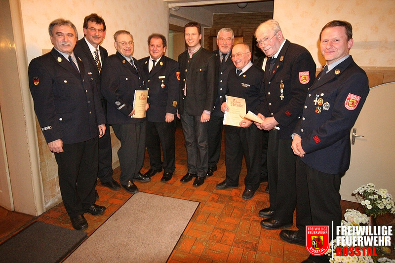 Bild 9 von 9 Die Riege der Geehrten f&uuml;r langj&auml;hrige Mitgliedschaft im Gruppenbild (vlnr): Kommandant Reiner W., B&uuml;rgermeister Johann V&ouml;lkl, Lothar Krause, Kreisbrandrat Dieter M., Landrat Matthias Die&szlig;l, 2. B&uuml;rgermeister und Ehrenvorstand Anton Engelhard, Alfred Suck, Martin Gegner und Vorstand Norbert S..