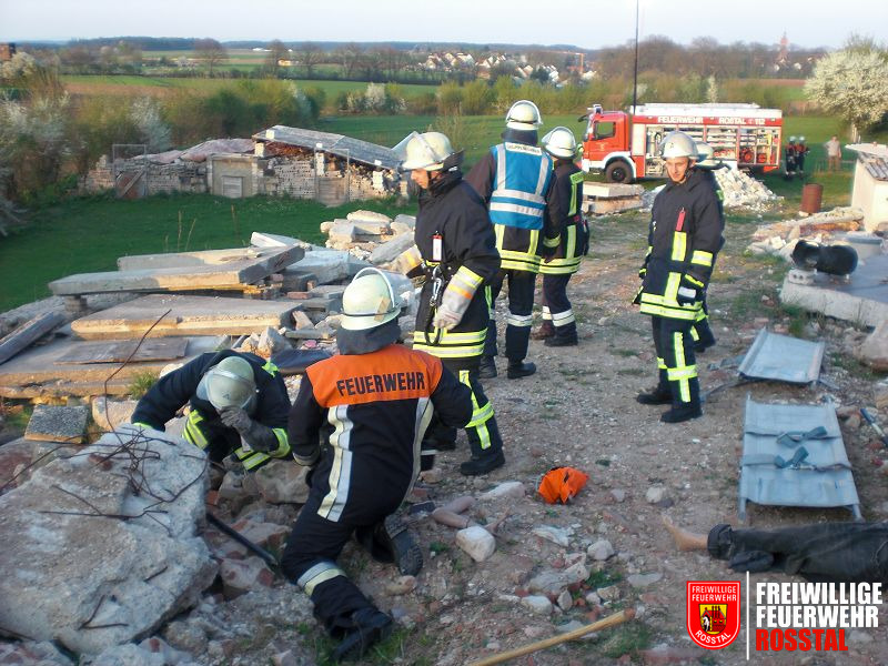 Bild 3 von 28 Im Ernstfall w&auml;ren wegen der Einsturzgefahr sicher nicht so viele Einsatzkr&auml;fte auf dem Tr&uuml;mmerberg